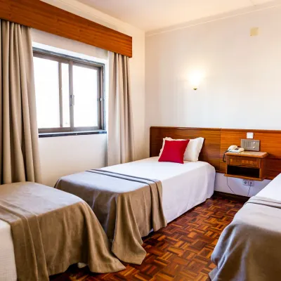 Chambre Triple Lits Jumeaux Dona Amélia Hôtel Fátima Chambre Triple Lits Jumeaux Dona Amélia Hôtel Fátima