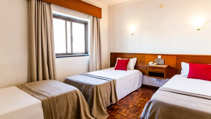 Habitación Triple Twin Dona Amélia Hotel Fátima Habitación Triple Twin Dona Amélia Hotel Fátima
